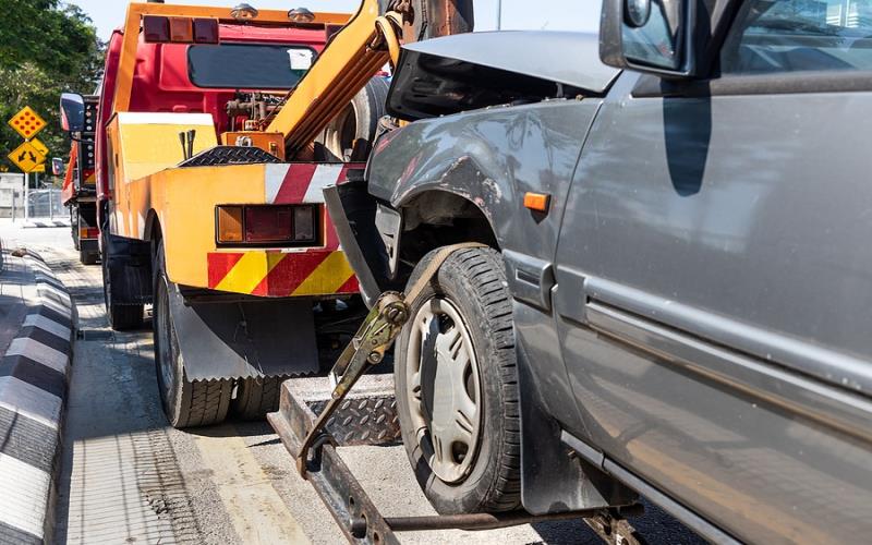 How Emergency Towing Services Handle Tire Changes on the Road